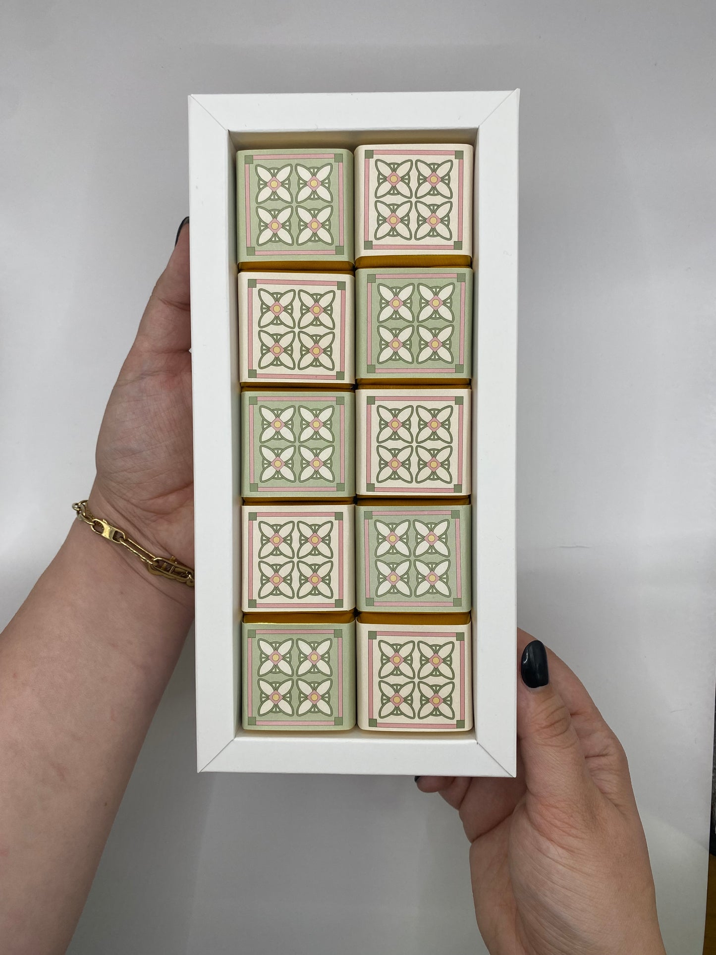 ADHA - 30 pieces chocolate WHITE box