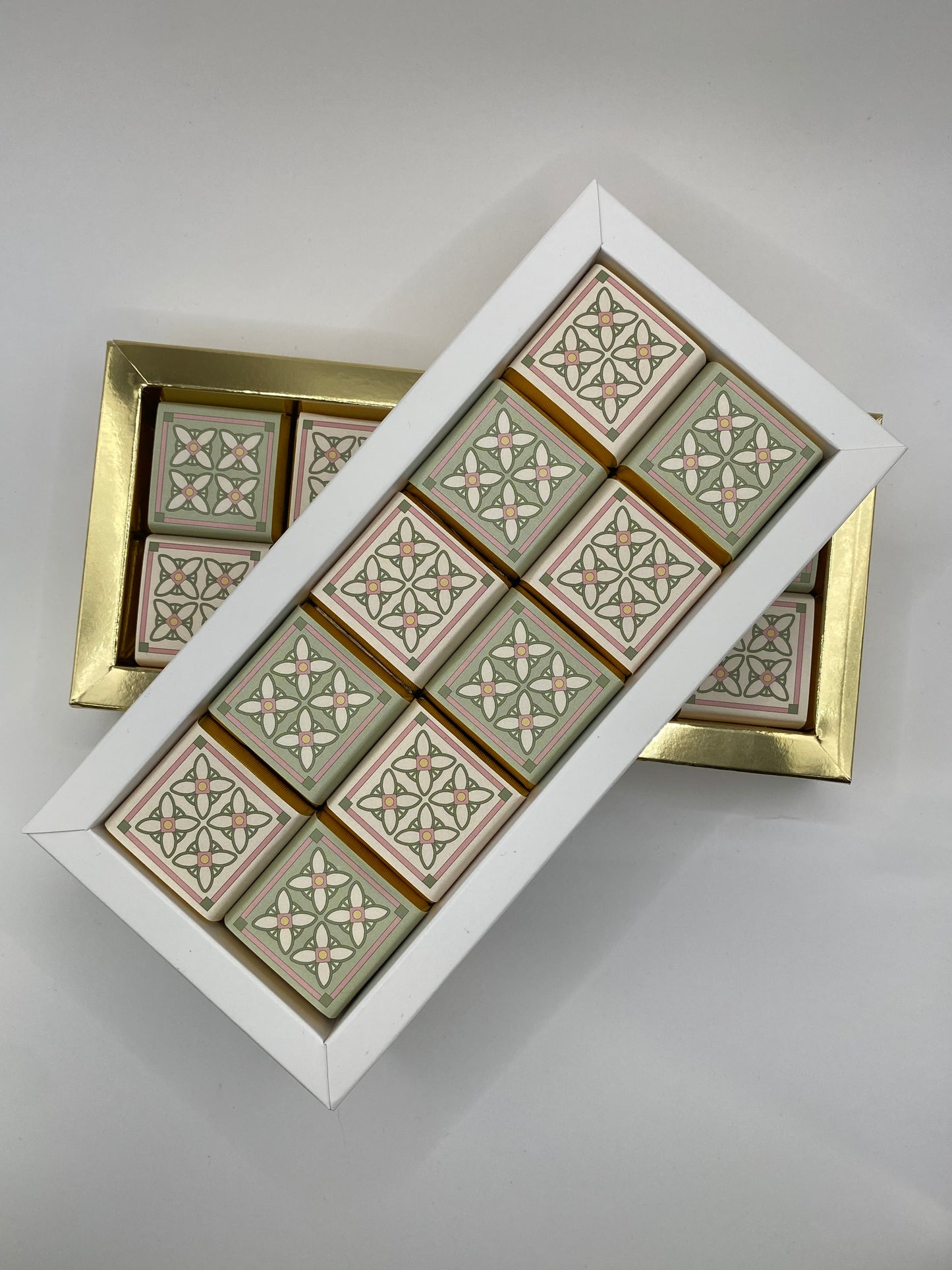 ADHA - 30 pieces chocolate WHITE box